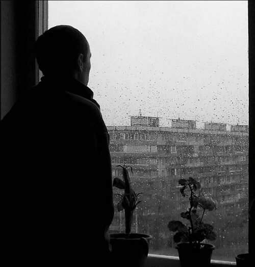 Человек за окном