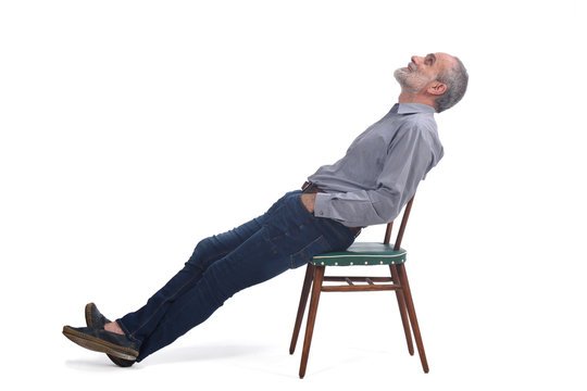 Расслабленный человек на стуле