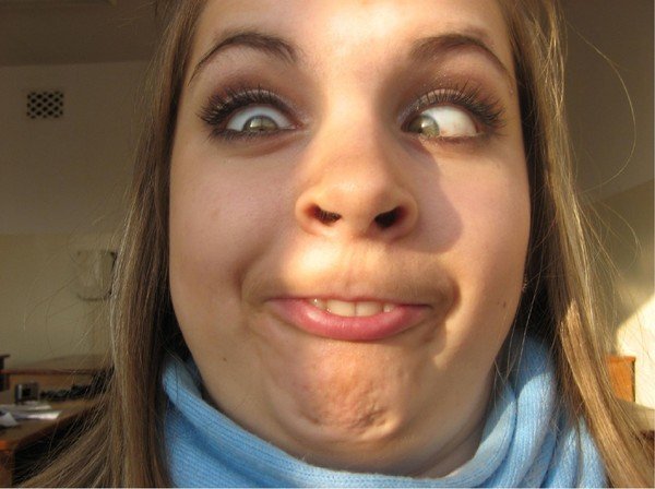 Косоглазая девушка