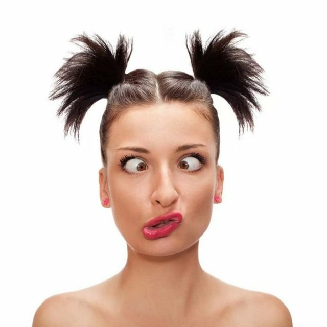 Женщина кривляется