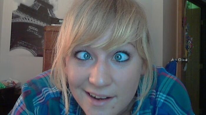 Смешная женщина с косыми глазами