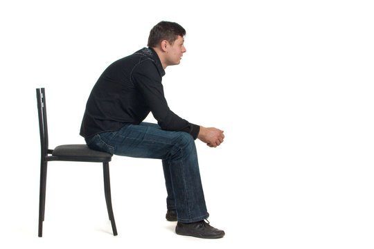 Человек на стуле