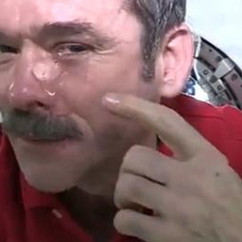 Мужик в космосе плачет