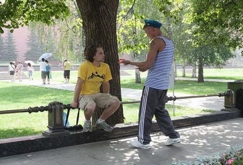 Прохожие в парке