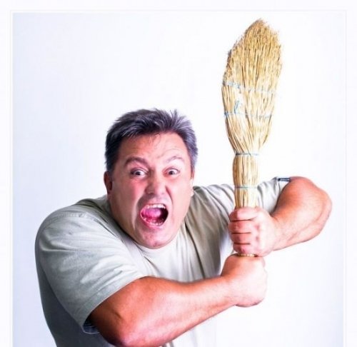 Мужчина с веником