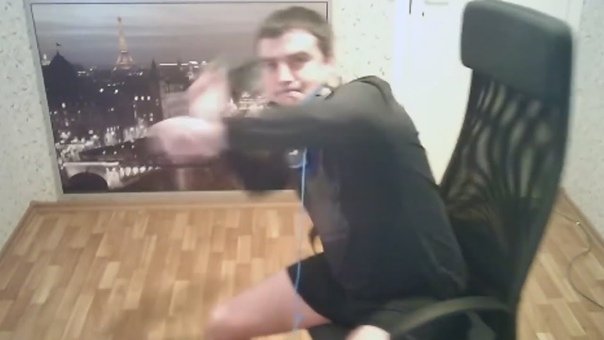 Мужик с тапком в руке