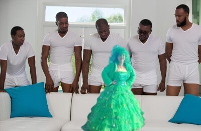 Блондинка и 4 негра