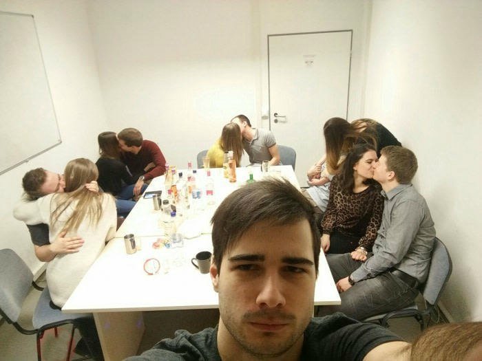 Одинокий человек на вечеринке