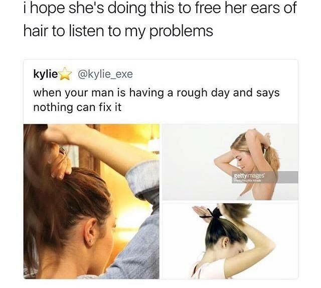 Завязывает волосы в хвост