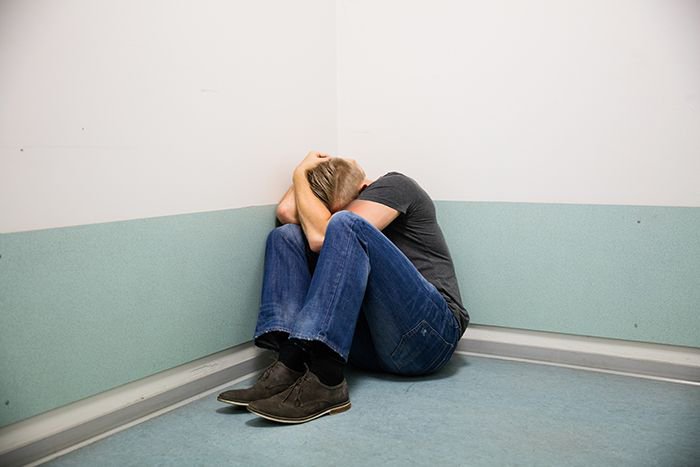 С человеком в углу