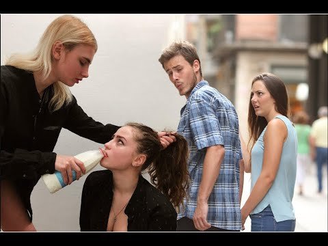 Мем с двумя девушками