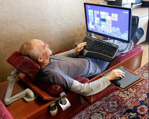 Сидит за компьютером смешно