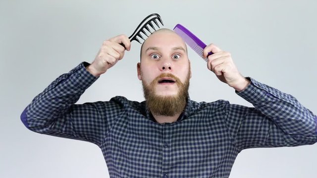 Лысый мужик причесывается
