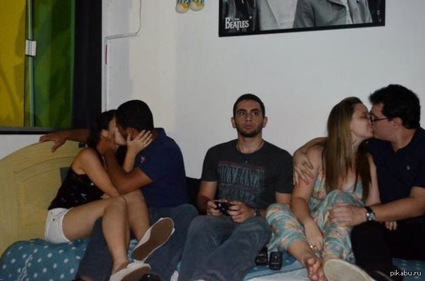 Парень одиночка на вечеринке