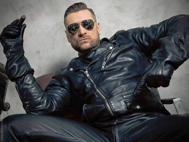 Мужчина в Кожанке