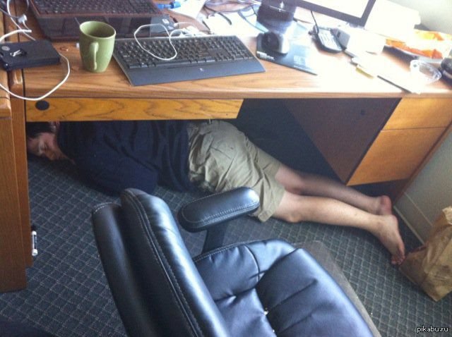 Мужчина под столом