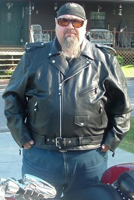 Толстый мужик в Кожанке