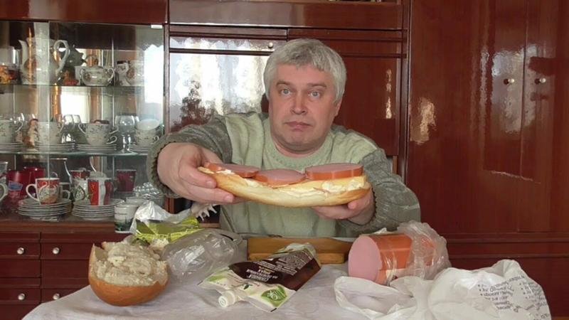 Геннадий Горин с бутербродом