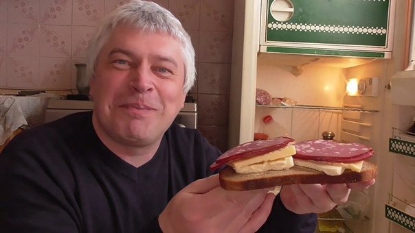 Геннадий Горин ест бутерброд