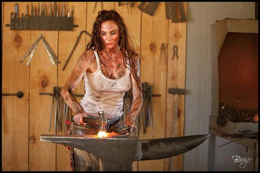 Девушка кузнец