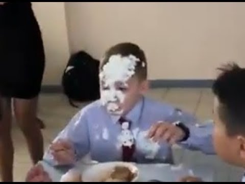 Школьнику прилетел торт в лицо