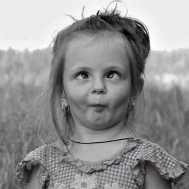 Смешная девочка