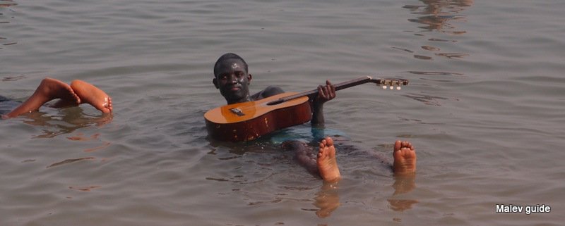 Негр плавает