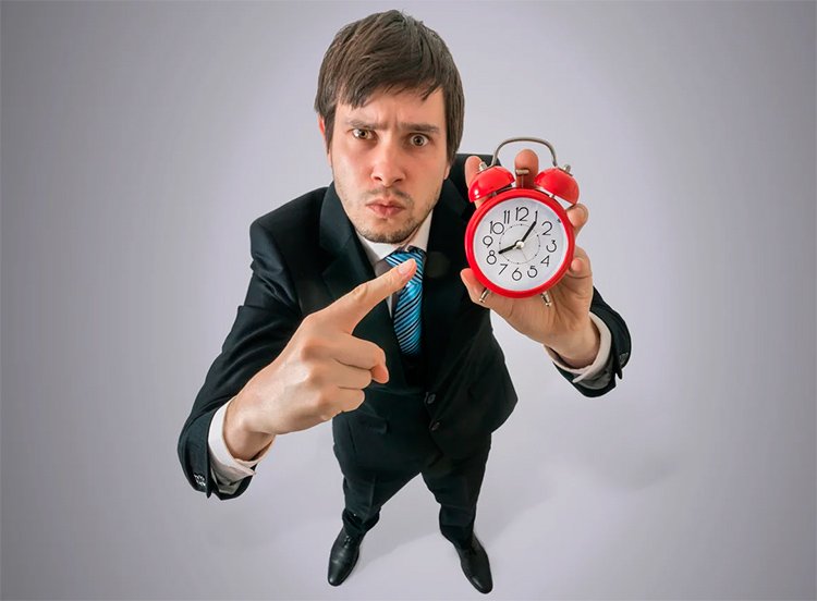 Человек указывает на часы