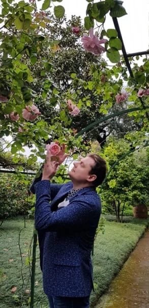 Понасенков в саду