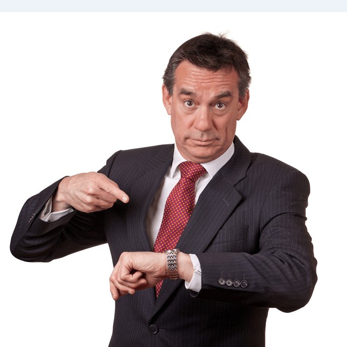 Человек указывает на часы