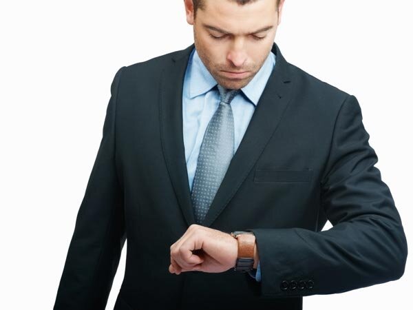 Парень смотрит на часы