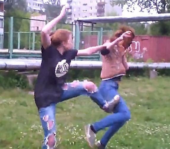 Две девушки дерутся