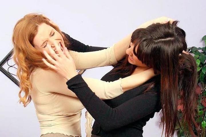 Две подруги дерутся