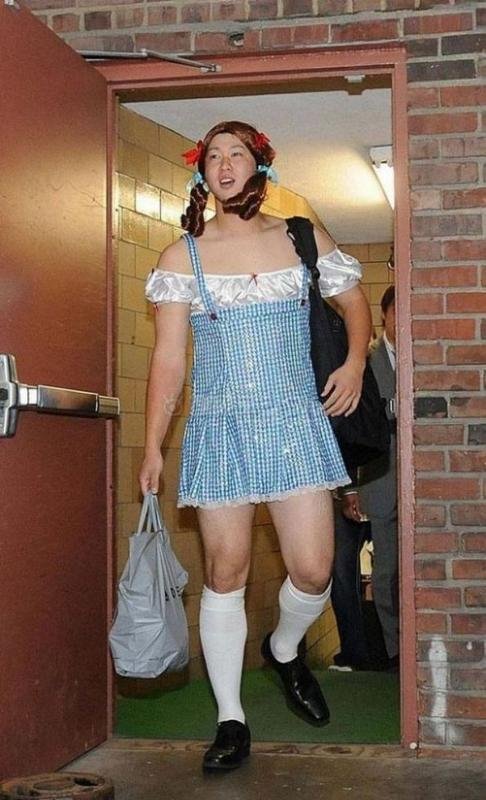 Смешная баба в платье