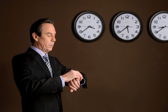 Показывает на часы