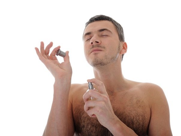 Мужчина нюхает