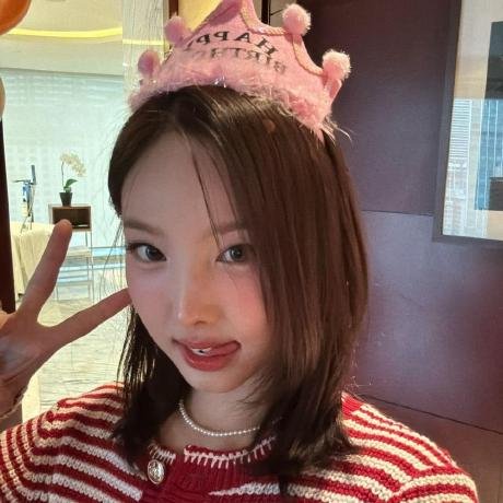 Собака бьет по голове