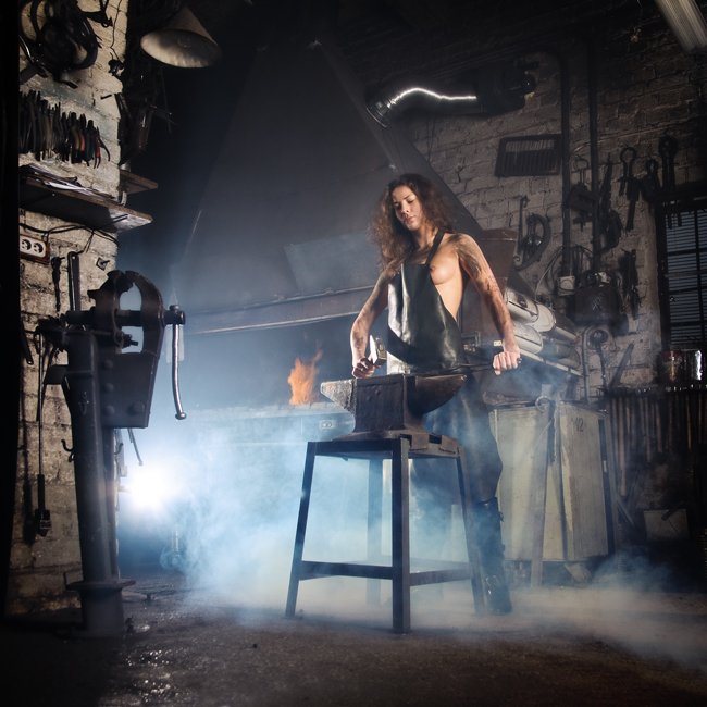 Девушка в кузнице