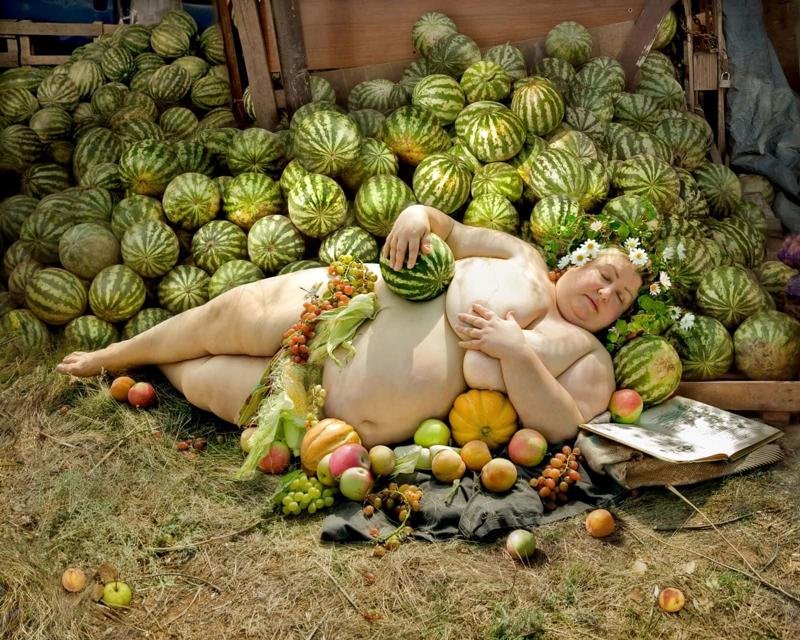 Картина девушка с крыжовником