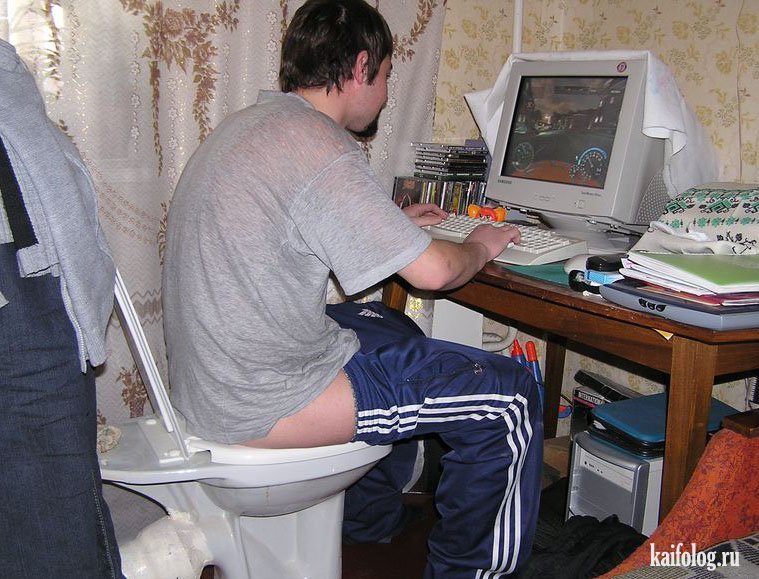 Унитаз возле компьютера