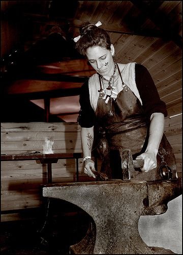 Женщина в кузнице