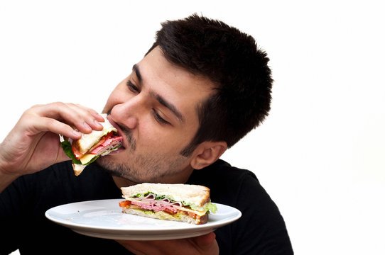 Мужчина завтракает