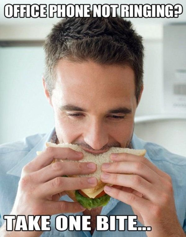 Мужчина ест бутерброд