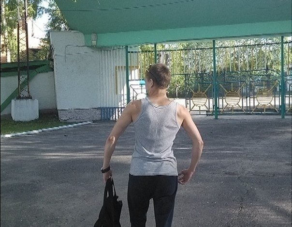 Походка широкая спина