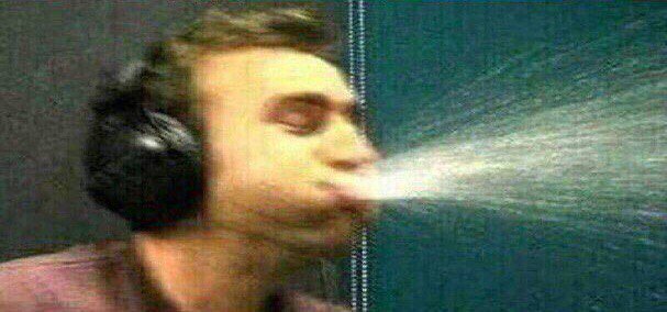 Чел плюет водой