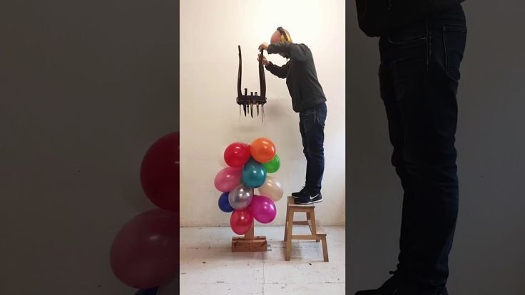 Человек лопает шарик