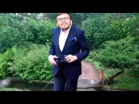 Евгений Понасенков гуляет в парке