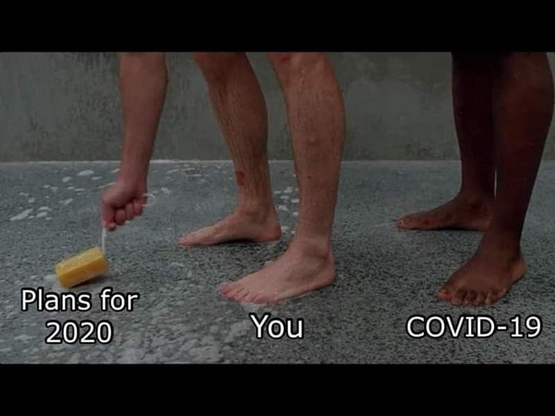 Мужчина моется