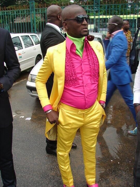 Негр в розовом костюме