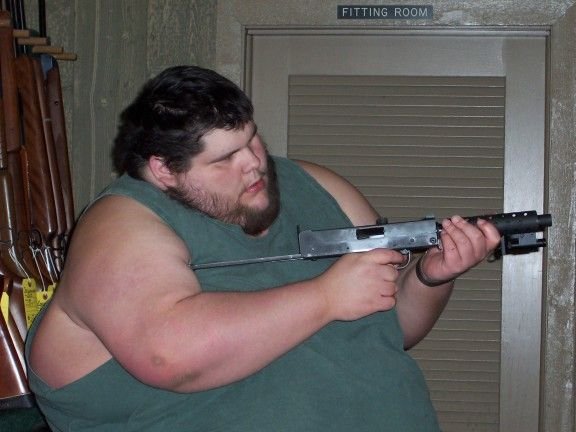 Жирный парень с автоматом